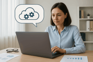 Mujer empresaria mexicana usando laptop con ícono de nube y engranajes.